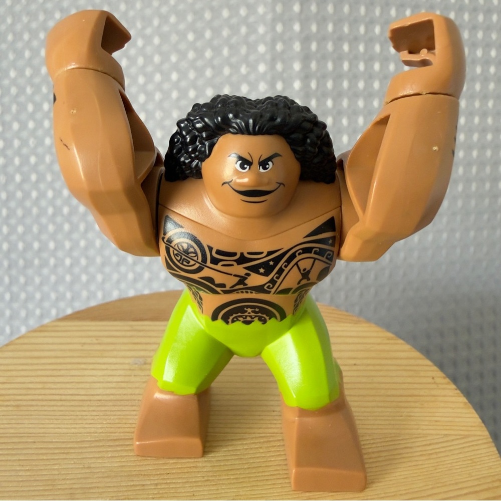 LEGO Disney Moana Maui Minifigure Bigfig Tattoos Tiny Logo On Bottom Of Foot
